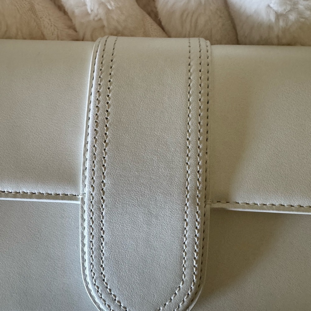 Jacquemus White Clutch with Structured Design and Gold Hardware - Picture 2 of 6